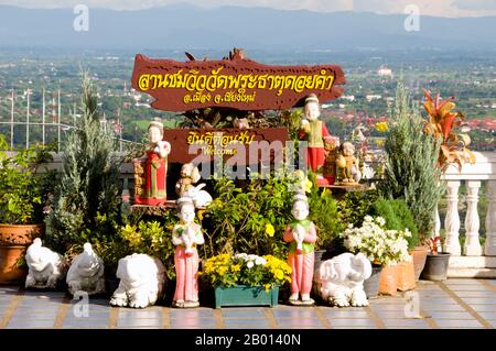 Thaïlande: Vue depuis le balcon du Wat Phrathat Doi Kham, Chiang Mai. Wat Phrathat Doi Kham ou «Temple du Mont d'Or», est situé à Tambon Mae HIA, à environ 10 km au sud de la vieille ville de Chiang Mai, dans la lee de Doi Suthep. Les archives du Temple affirment que le temple remonte à plus de 1,300 ans ‘jusqu’à 687 ce’, pendant la période pré-LAN Na où la région était habitée par l’animatrice indigène Lawa. Chiang Mai (signifiant « nouvelle ville »), parfois écrit comme « Chiengmai » ou « Chiangmai », est la ville la plus importante et la plus importante sur le plan culturel du nord de la Thaïlande. Le roi Mengrai fonde la ville en 1296. Banque D'Images