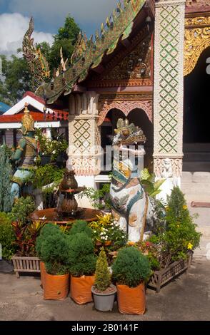 Thaïlande: Wat Phrathat Doi Kham, Chiang Mai. Wat Phrathat Doi Kham ou «Temple du Mont d'Or», est situé à Tambon Mae HIA, à environ 10 km au sud de la vieille ville de Chiang Mai, dans la lee de Doi Suthep. Les archives du Temple affirment que le temple remonte à plus de 1,300 ans ‘jusqu’à 687 ce’, pendant la période pré-LAN Na où la région était habitée par l’animatrice indigène Lawa. Chiang Mai (signifiant « nouvelle ville »), parfois écrit comme « Chiengmai » ou « Chiangmai », est la ville la plus importante et la plus importante sur le plan culturel du nord de la Thaïlande. Le roi Mengrai fonde la ville de Chiang Mai en 1296. Banque D'Images