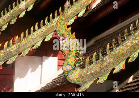 Thaïlande: Cho fa (crochet de ciel), tel un naga (serpent mythique) à la fin d'un bargeboard décoré, viharn, Wat Phrathat Doi Kham, Chiang Mai. Wat Phrathat Doi Kham ou «Temple du Mont d'Or», est situé à Tambon Mae HIA, à environ 10 km au sud de la vieille ville de Chiang Mai, dans la lee de Doi Suthep. Les archives du Temple affirment que le temple remonte à plus de 1,300 ans ‘jusqu’à 687 ce’, pendant la période pré-LAN Na où la région était habitée par l’animatrice indigène Lawa. Banque D'Images
