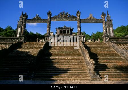 Vietnam: Escalier menant à la tombe de l'empereur Khai Dinh, Hue. L'empereur Khải Định (8 octobre 1885 – 6 novembre 1925) était le 12e empereur de la dynastie Nguyễn au Vietnam. Son nom à la naissance était Prince Nguyễn Phúc Bửu Đảo. Il était le fils de l'empereur Đồng Khánh, mais il ne lui succéda pas immédiatement. Il a régné seulement neuf ans: 1916 - 1925. Hue fut la capitale impériale de la dynastie Nguyen entre 1802 et 1945. Les tombes de plusieurs empereurs se trouvent dans et autour de la ville et le long de la rivière des parfums. Hue est un site classé au patrimoine mondial de l'UNESCO. Banque D'Images