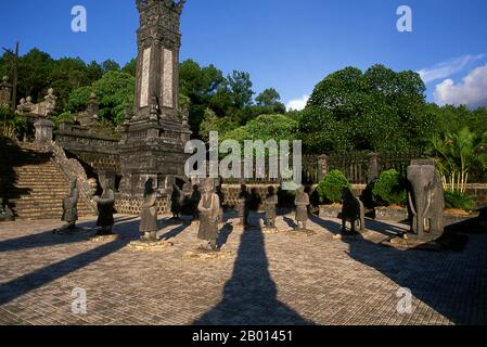 Vietnam : statues de gardien en pierre qui gardaient la tombe de l'empereur Khai Dinh, Hue. L'empereur Khải Định (8 octobre 1885 – 6 novembre 1925) était le 12e empereur de la dynastie Nguyễn au Vietnam. Son nom à la naissance était Prince Nguyễn Phúc Bửu Đảo. Il était le fils de l'empereur Đồng Khánh, mais il ne lui succéda pas immédiatement. Il a régné seulement neuf ans: 1916 - 1925. Hue fut la capitale impériale de la dynastie Nguyen entre 1802 et 1945. Les tombes de plusieurs empereurs se trouvent dans et autour de la ville et le long de la rivière des parfums. Hue est un site classé au patrimoine mondial de l'UNESCO. Banque D'Images