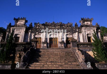 Vietnam: Escalier menant à la tombe de l'empereur Khai Dinh, Hue. L'empereur Khải Định (8 octobre 1885 – 6 novembre 1925) était le 12e empereur de la dynastie Nguyễn au Vietnam. Son nom à la naissance était Prince Nguyễn Phúc Bửu Đảo. Il était le fils de l'empereur Đồng Khánh, mais il ne lui succéda pas immédiatement. Il a régné seulement neuf ans: 1916 - 1925. Hue fut la capitale impériale de la dynastie Nguyen entre 1802 et 1945. Les tombes de plusieurs empereurs se trouvent dans et autour de la ville et le long de la rivière des parfums. Hue est un site classé au patrimoine mondial de l'UNESCO. Banque D'Images