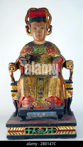 Chine : Mazu (Matsu) ou Tin Hau, la Déesse de la mer et Saint patron des marins d'Asie de l'est. Mazu (Wade–Giles: Matsu, Vietnamien: Ma to) est la déesse indigène de la mer qui est dit pour protéger les pêcheurs et les marins, et est invoqué comme le saint patron de tous les Chinois du Sud et de l'Asie de l'est. Né sous le nom de Lin Moniang, une shamaness, à Fujian vers 960 EC, le culte de Mazu a commencé autour de la dynastie Ming, quand de nombreux temples dédiés à elle ont été érigés dans toute la Chine continentale, puis s'est propagé à d'autres pays avec des populations chinoises outre-mer. Banque D'Images