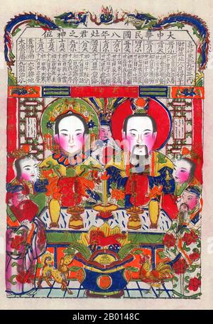 Chine: Le Dieu de la cuisine Zao Jun ('maître tove'), également appelé Zao Shen ('Dieu tove' ou 'esprit tove'), avec sa femme. Gravure en bois, c. 1930-1939. Dans la religion et la mythologie folkloriques chinoises, le Dieu de la cuisine Zao Jun est le plus important d'une pléthore de dieux chinois qui protègent le foyer et la famille. On croit que le vingt-troisième jour du douzième mois lunaire, juste avant le nouvel an chinois, il retourne au ciel pour rapporter les activités de chaque ménage au cours de la dernière année à l'empereur de Jade, qui soit récompense ou punit une famille sur la base de ce rapport annuel. Banque D'Images