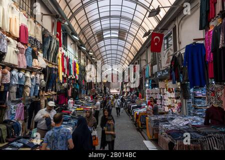 Istanbul, Turquie - 29 avril 2019: Des gens dans le grand bazar avec des magasins et des gens de shopping, avec des drapeaux turcs sur les murs. Banque D'Images