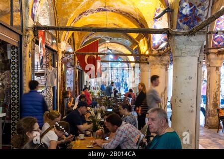 Istanbul, Turquie - 29 avril 2019: Les gens dans le grand bazar avec des magasins et des commerces et des restaurants. Banque D'Images