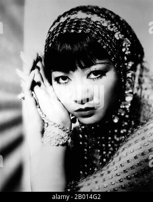 USA: Anna May Wong (3 janvier 1905 – 3 février 1961), star de cinéma sino-américaine. Anna May Wong était une actrice américaine, la première star de cinéma américaine chinoise et la première américaine asiatique à devenir une star internationale. Sa longue et variée carrière s'est étendue à la fois au cinéma silencieux et au son, à la télévision, à la scène et à la radio. Né près du quartier chinois de Los Angeles, de parents sino-américains de deuxième génération, Wong s'est fait infecter par les films et a commencé à jouer dans les films à un âge précoce. Banque D'Images