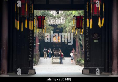 Chine : porte menant au palais de Liu BEI, Wuhou ci (Wuhou ancestral ou Memorial Hall), Chengdu, province du Sichuan. Liu BEI (161 – 21 juin 223) était un seigneur de guerre, général militaire et plus tard comme empereur Zhaolie, fondateur de l'état de Shu Han pendant l'ère des trois royaumes de l'histoire chinoise. Bien qu'ayant pris un départ plus tard que ses rivaux et manquant à la fois des ressources matérielles et du statut social qu'ils avaient commandé, Liu a surmonté ses nombreuses défaites pour sculpter son propre Royaume, qui à son apogée couvrait les jours modernes Sichuan, Guizhou, Hunan, une partie de Hubei et une partie de Gansu. Banque D'Images