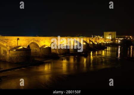 Pont romain éclairé, en traversant la rivière Guadalquivir avec Torre de Calahorra, Tour Calahorra à Cordoue, Andalousie, Espagne Banque D'Images