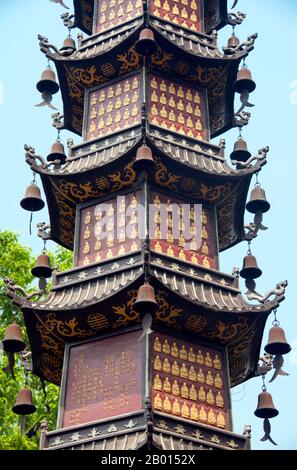 Chine : pagode étroite de onze étages, Wenshu Yuan (temple de Wenshu), Chengdu, province du Sichuan. Wenshu Yuan (temple de Wenshu) remonte à la dynastie Tang (18 juin 618 – 4 juin 907), et était à l'origine connu sous le nom de temple Xinxiang. C'est maintenant un temple bouddhiste Zen populaire. Chengdu, anciennement Chengtu, est la capitale de la province du Sichuan, dans le sud-ouest de la Chine. Au début du 4ème siècle avant notre ère, le 9ème Kvising roi de l'ancien Shu a déplacé sa capitale à l'emplacement actuel de la ville de Pixian aujourd'hui proche. Banque D'Images