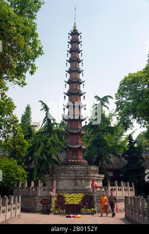 Chine : pagode étroite de onze étages, Wenshu Yuan (temple de Wenshu), Chengdu, province du Sichuan. Wenshu Yuan (temple de Wenshu) remonte à la dynastie Tang (18 juin 618 – 4 juin 907), et était à l'origine connu sous le nom de temple Xinxiang. C'est maintenant un temple bouddhiste Zen populaire. Chengdu, anciennement Chengtu, est la capitale de la province du Sichuan, dans le sud-ouest de la Chine. Au début du 4ème siècle avant notre ère, le 9ème Kvising roi de l'ancien Shu a déplacé sa capitale à l'emplacement actuel de la ville de Pixian aujourd'hui proche. Banque D'Images