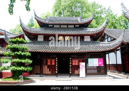 Chine : Wenshu Yuan (temple de Wenshu), Chengdu, province du Sichuan. Wenshu Yuan (temple de Wenshu) remonte à la dynastie Tang (18 juin 618 – 4 juin 907), et était à l'origine connu sous le nom de temple Xinxiang. C'est maintenant un temple bouddhiste Zen populaire. Chengdu, anciennement Chengtu, est la capitale de la province du Sichuan, dans le sud-ouest de la Chine. Au début du 4ème siècle avant notre ère, le 9ème Kvising roi de l'ancien Shu a déplacé sa capitale à l'emplacement actuel de la ville de Pixian aujourd'hui proche. Banque D'Images