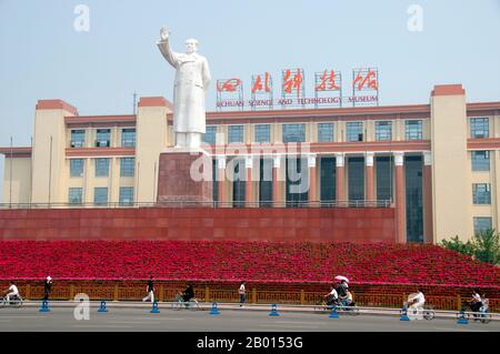 Mao Zedong, également translittéré comme Mao Tse-tung (26 décembre 1893 – 9 septembre 1976), était un révolutionnaire communiste chinois, un stratège de guérilla, un auteur, un théoricien politique et un chef de la Révolution chinoise. Communément appelé Président Mao, il était l'architecte de la République Populaire de Chine (RPC) depuis sa création en 1949 et il a exercé un contrôle autoritaire sur la nation jusqu'à sa mort en 1976. Sa contribution théorique au marxisme-léninisme, ainsi que ses stratégies militaires et sa marque de politiques politiques, sont maintenant collectivement connues sous le nom de maoïsme. Chengdu, connu pour Banque D'Images