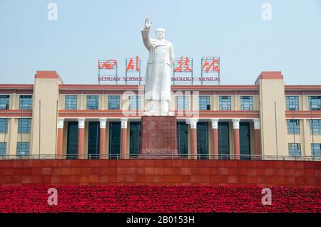 Mao Zedong, également translittéré comme Mao Tse-tung (26 décembre 1893 – 9 septembre 1976), était un révolutionnaire communiste chinois, un stratège de guérilla, un auteur, un théoricien politique et un chef de la Révolution chinoise. Communément appelé Président Mao, il était l'architecte de la République Populaire de Chine (RPC) depuis sa création en 1949 et il a exercé un contrôle autoritaire sur la nation jusqu'à sa mort en 1976. Sa contribution théorique au marxisme-léninisme, ainsi que ses stratégies militaires et sa marque de politiques politiques, sont maintenant collectivement connues sous le nom de maoïsme. Chengdu, connu pour Banque D'Images