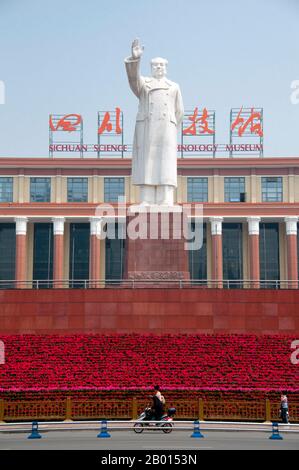 Mao Zedong, également translittéré comme Mao Tse-tung (26 décembre 1893 – 9 septembre 1976), était un révolutionnaire communiste chinois, un stratège de guérilla, un auteur, un théoricien politique et un chef de la Révolution chinoise. Communément appelé Président Mao, il était l'architecte de la République Populaire de Chine (RPC) depuis sa création en 1949 et il a exercé un contrôle autoritaire sur la nation jusqu'à sa mort en 1976. Sa contribution théorique au marxisme-léninisme, ainsi que ses stratégies militaires et sa marque de politiques politiques, sont maintenant collectivement connues sous le nom de maoïsme. Chengdu, connu pour Banque D'Images