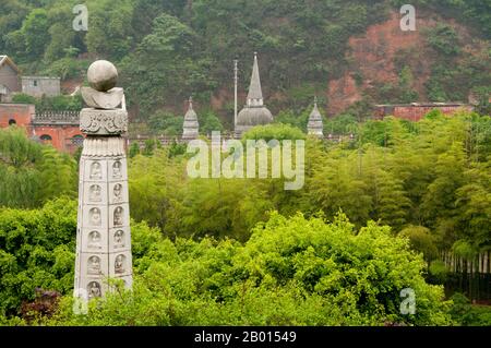 Chine : stupas, Lingyun Shan (colline de nuages), Leshan, province du Sichuan. Le parc du Bouddha oriental, proche du célèbre Grand Bouddha de Leshan (Da fo), contient une collection variée de statues de Bouddha de toute l'Asie. Banque D'Images