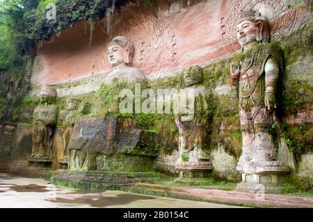 Chine : copies des Bouddhas géants de Longmen, Parc du Bouddha oriental, Lingyun Shan (colline du nuage), Leshan, province du Sichuan. Les véritables grottes de Longmen sont situées à 12 km au sud de Luòyáng, dans la province de Hénán, en Chine. Les grottes, qui représentent en grande majorité des sujets bouddhistes, sont densément parsemées le long des deux montagnes: Xiangshan (à l'est) et Longmenshan (à l'ouest). Banque D'Images