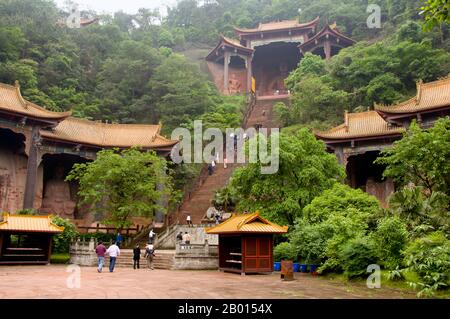 Chine: Buddhas géants, Parc du Bouddha oriental, Lingyun Shan (colline du nuage), Leshan, province du Sichuan. Le parc du Bouddha oriental, proche du célèbre Grand Bouddha de Leshan (Da fo), contient une collection variée de statues de Bouddha de toute l'Asie. Banque D'Images