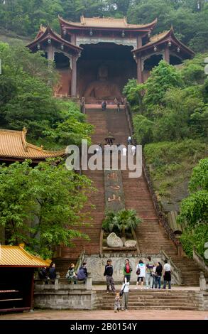 Chine : Bouddha géant, Parc du Bouddha oriental, Lingyun Shan (colline du nuage), Leshan, province du Sichuan. Le parc du Bouddha oriental, proche du célèbre Grand Bouddha de Leshan (Da fo), contient une collection variée de statues de Bouddha de toute l'Asie. Banque D'Images