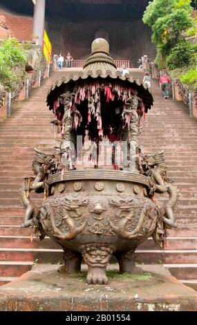 Chine : Incense urne avec des cadenas qui lui sont reliés pour la chance, Lingyun Shan (colline de Cloud), Leshan, province du Sichuan. Le parc du Bouddha oriental, proche du célèbre Grand Bouddha de Leshan (Da fo), contient une collection variée de statues de Bouddha de toute l'Asie. Banque D'Images