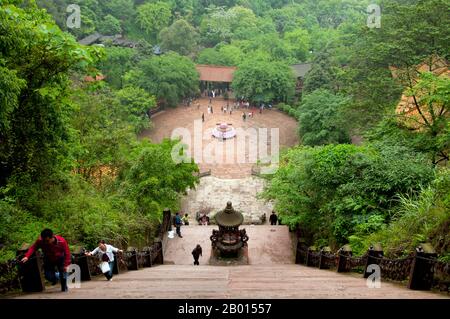 Chine : Parc du Bouddha oriental, Lingyun Shan (colline du nuage), Leshan, province du Sichuan. Le parc du Bouddha oriental, proche du célèbre Grand Bouddha de Leshan (Da fo), contient une collection variée de statues de Bouddha de toute l'Asie. Banque D'Images