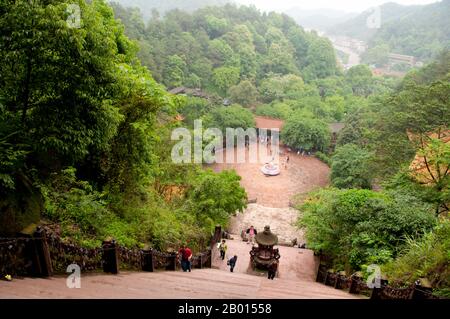 Chine : Parc du Bouddha oriental, Lingyun Shan (colline du nuage), Leshan, province du Sichuan. Le parc du Bouddha oriental, proche du célèbre Grand Bouddha de Leshan (Da fo), contient une collection variée de statues de Bouddha de toute l'Asie. Banque D'Images