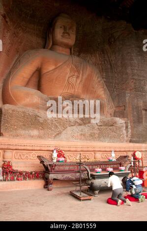 Chine : Bouddha géant assis, Parc du Bouddha oriental, Lingyun Shan (colline du nuage), Leshan, province du Sichuan. Le parc du Bouddha oriental, proche du célèbre Grand Bouddha de Leshan (Da fo), contient une collection variée de statues de Bouddha de toute l'Asie. Banque D'Images