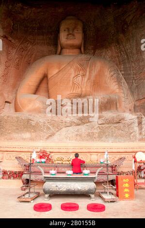 Chine : Bouddha géant assis, Parc du Bouddha oriental, Lingyun Shan (colline du nuage), Leshan, province du Sichuan. Le parc du Bouddha oriental, proche du célèbre Grand Bouddha de Leshan (Da fo), contient une collection variée de statues de Bouddha de toute l'Asie. Banque D'Images