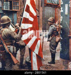 Chine : troupes japonaises à Shanghai, 1937. Deuxième guerre sino-japonaise (7 juillet 1937 – 9 septembre 1945). La seconde guerre sino-japonaise a été un conflit militaire mené principalement entre la République de Chine et l'Empire du Japon. Après l'attaque japonaise sur Pearl Harbor, la guerre s'est fusionnée avec le conflit plus important de la Seconde Guerre mondiale en tant que front majeur de ce que l'on appelle généralement la guerre du Pacifique. Bien que les deux pays se soient battus par intermittence depuis 1931, la guerre totale a commencé sérieusement en 1937 et s'est terminée seulement avec la capitulation du Japon en 1945. Banque D'Images