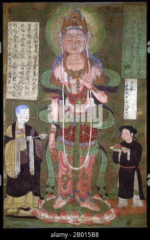 Chine : Avalokitesvara avec un jeune homme et une nonne. Toile de volute suspendue de la grotte 17 des grottes de Mogao, Dunhuang, c. 910 CE. Avalokiteśvara ('Seigneur qui regarde vers le bas') est un bodhisattva qui incarne la compassion de tous les bouddhistes. Il est l'un des bodhisattvas les plus vénérés dans le bouddhisme Mahayana dominant. En Chine, il a quelque peu évolué en Guanyin ou Guanshiyin, souvent femelle. Banque D'Images