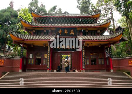 Chine : Entenance à Wannian si (Monastère de longue vie), Emeishan (Mont Emei), province du Sichuan. Wannian si (long Life Temple) date à l'origine du 4ème siècle ce, mais a subi une reconstruction majeure au 9ème siècle. Cependant, il ne reste qu'un seul bâtiment de la dynastie Ming (1601), le Brick Hall. C'est le plus ancien temple de la montagne. À 3,099 mètres (10,167 pieds), Mt. Emei est le plus haut des quatre montagnes bouddhistes sacrées de Chine. Le patron bodhisattva d'Emei est Samantabhadra, connu en chinois sous le nom de Puxian. Banque D'Images