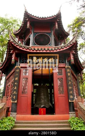 Chine : Pavillon à l'avant du Wannian si (monastère de longue vie), Emeishan (Mont Emei), province du Sichuan. Wannian si (long Life Temple) date à l'origine du 4ème siècle ce, mais a subi une reconstruction majeure au 9ème siècle. Cependant, il ne reste qu'un seul bâtiment de la dynastie Ming (1601), le Brick Hall. C'est le plus ancien temple de la montagne. À 3,099 mètres (10,167 pieds), Mt. Emei est le plus haut des quatre montagnes bouddhistes sacrées de Chine. Le patron bodhisattva d'Emei est Samantabhadra, connu en chinois sous le nom de Puxian. Banque D'Images