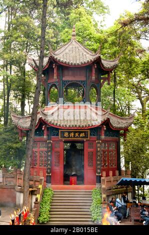 Chine : Pavillon à l'avant du Wannian si (monastère de longue vie), Emeishan (Mont Emei), province du Sichuan. Wannian si (long Life Temple) date à l'origine du 4ème siècle ce, mais a subi une reconstruction majeure au 9ème siècle. Cependant, il ne reste qu'un seul bâtiment de la dynastie Ming (1601), le Brick Hall. C'est le plus ancien temple de la montagne. À 3,099 mètres (10,167 pieds), Mt. Emei est le plus haut des quatre montagnes bouddhistes sacrées de Chine. Le patron bodhisattva d'Emei est Samantabhadra, connu en chinois sous le nom de Puxian. Banque D'Images