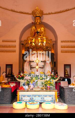 Chine : Bodhisattva Puxian dans la salle de brique, Wannian si (monastère de longue vie), Emeishan (Mont Emei), province du Sichuan. Bodhisattva Puxian (l'homme sur l'éléphant blanc), également connu sous le nom de Samantabhadra, est le protecteur du Mont Emei. Samantabhadra est un Bodhisattva dans le bouddhisme Mahayana associé à la pratique bouddhiste et à la méditation. En Chine, il est associé à l'action. Wannian si (long Life Temple) date à l'origine du 4ème siècle ce, mais a subi une reconstruction majeure au 9ème siècle. Cependant, il ne reste qu'un seul bâtiment de la dynastie Ming (1601), le Brick Hall. Banque D'Images