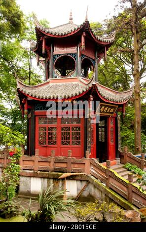 Chine : Pavillon à l'avant du Wannian si (monastère de longue vie), Emeishan (Mont Emei), province du Sichuan. Wannian si (long Life Temple) date à l'origine du 4ème siècle ce, mais a subi une reconstruction majeure au 9ème siècle. Cependant, il ne reste qu'un seul bâtiment de la dynastie Ming (1601), le Brick Hall. C'est le plus ancien temple de la montagne. À 3,099 mètres (10,167 pieds), Mt. Emei est le plus haut des quatre montagnes bouddhistes sacrées de Chine. Le patron bodhisattva d'Emei est Samantabhadra, connu en chinois sous le nom de Puxian. Banque D'Images