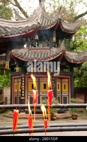 Chine : bougies allumées à Baoguo si (déclarer le temple de la nation), au pied d'Emeishan (Mont Emei), province du Sichuan. Baoguo si (déclarer le temple de la nation), au pied du mont Emei, a été construit pour la première fois au XVIe siècle pendant la dynastie Ming (1368-1644). À 3,099 mètres (10,167 pieds), Mt. Emei est le plus haut des quatre montagnes bouddhistes sacrées de Chine. Le patron bodhisattva d'Emei est Samantabhadra, connu en chinois sous le nom de Puxian. Les sources des XVIe et XVIIe siècles se rallient à la pratique des arts martiaux dans les monastères du mont Emei. Banque D'Images