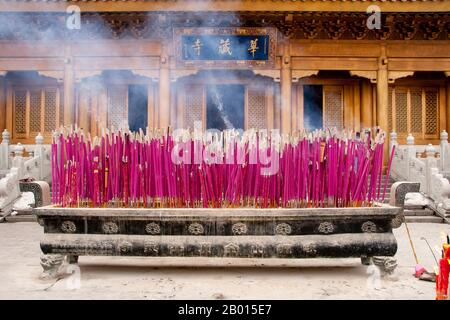 Chine: Brûlures d'Encens devant le temple de Huazang au Sommet d'or (Jin Ding), Emeishan (Mont Emei), province du Sichuan. À 3,099 mètres (10,167 pieds), Mt. Emei est le plus haut des quatre montagnes bouddhistes sacrées de Chine. Le patron bodhisattva d'Emei est Samantabhadra, connu en chinois sous le nom de Puxian. Les sources des XVIe et XVIIe siècles se rallient à la pratique des arts martiaux dans les monastères du mont Emei. Banque D'Images