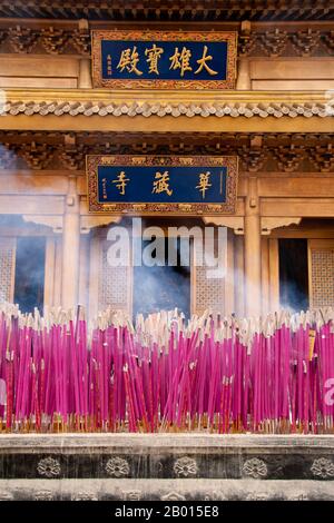 Chine: Brûlures d'Encens devant le temple de Huazang au Sommet d'or (Jin Ding), Emeishan (Mont Emei), province du Sichuan. À 3,099 mètres (10,167 pieds), Mt. Emei est le plus haut des quatre montagnes bouddhistes sacrées de Chine. Le patron bodhisattva d'Emei est Samantabhadra, connu en chinois sous le nom de Puxian. Les sources des XVIe et XVIIe siècles se rallient à la pratique des arts martiaux dans les monastères du mont Emei. Banque D'Images