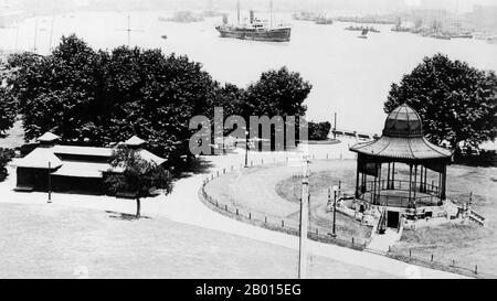 Chine : Shanghai - les jardins du Bund (parc Huangpu) et navigation sur le fleuve Huangpu, 1930. Huangpu Park (Huángpǔ Gōngyuán) est le nom de la partie triangulaire de vert à l'extrémité nord du Bund à Shanghai, le plus ancien et le plus petit parc de la ville. C'est le site du Monument aux héros du peuple, haut en hauteur, commémorant ceux qui ont aidé à libérer la Chine de l'occupation étrangère, et le Musée historique de Bund, montrant l'histoire du Bund dans de vieilles photos. Le premier parc à cet endroit a été établi en 1886 comme jardin public, le premier parc en Chine ouvert au public. Banque D'Images