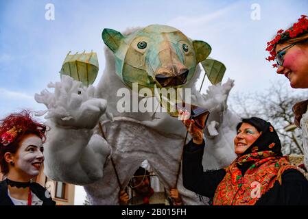 Roztoky, République Tchèque. 15 février 2020. Les promenades traditionnelles de carnaval de Roztoky près de Prague à Unetice, République tchèque, le samedi 15 février 2020. Crédit: Roman Vondous/Ctk Photo/Alay Live News Banque D'Images