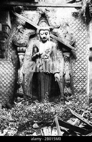 Birmanie/Myanmar: Une belle statue de Bouddha reste debout dans un temple en ruines à Amarapura, dans le centre de la Birmanie, c. années 1920. Pali pour 'la ville de l'immortalité', Amarapura a été la capitale de la Birmanie pendant trois périodes pendant la dynastie Konbaung aux XVIIIe et XIXe siècles avant d'être finalement supplanté par Mandalay, à seulement 11 km au nord, en 1857. Le roi Bodawpaya (1781–1819) de la dynastie Konbaung fonda Amarapura comme sa nouvelle capitale en 1783, peu après qu'il monta sur le trône. En 1795, il a reçu la première ambassade britannique en Birmanie de la British East India Company dirigée par Michael Symes. Banque D'Images