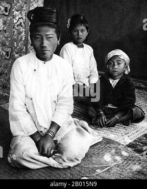 Birmanie/Myanmar: Membres d'une famille Shan, c. années 1920. Les Shan vivent principalement dans l'État Shan de Birmanie, mais ils habitent également des parties de la division Mandalay, de l'État de Kachin et de l'État de Kayin, ainsi que des régions voisines de Chine et de Thaïlande. On croit que le peuple Tai-Shan a migré du Yunnan en Chine. Les Shan sont les descendants de la plus ancienne branche du Tai-Shan, connue sous le nom de Tai long (Grand Tai) ou Thai Yai (Big Thai). Le Tai-Shan qui a émigré au sud et qui habite maintenant le Laos et la Thaïlande modernes sont connus sous le nom de Tai Noi (petit Tai). Banque D'Images