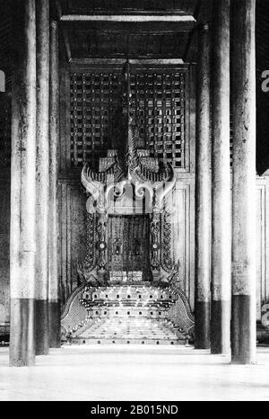 Birmanie/Myanmar: Entrée à la salle du trône de Lily dans le palais de Mandalay, c. années 1920. Mandalay Palace a été construit entre 1857 et 1859 dans le cadre de la nouvelle capitale royale du roi Mindon, Mandalay, en réalisation d'une prophétie bouddhiste selon laquelle un centre religieux serait construit au pied de Mandalay Hill. En 1861, la cour fut transférée de l'ancienne capitale d'Amarapura à la ville nouvellement construite. Le plan du palais Mandalay suit en grande partie la conception traditionnelle du palais birman, à l'intérieur d'un fort fortifié entouré d'une lande. Le palais lui-même est au centre de la citadelle et est orienté vers l'est. Banque D'Images