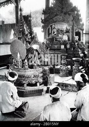 Birmanie/Myanmar: À l'intérieur de la salle de prière d'un temple bouddhiste à Namtok, dans le sud de l'État Shan, c. années 1920. La légende attribue la première doctrine bouddhiste en Birmanie à 228 BCE lorsque Sohn Uttar Sthavira, un des moines royaux de l'empereur Ashoka le Grand de l'Inde, est venu au pays avec d'autres moines et textes sacrés. Cependant, l'ère du bouddhisme a vraiment commencé au XIe siècle après que le roi Anawrahta de Pagan (Bagan) a été converti au bouddhisme Theravada. Aujourd'hui, 89% de la population birmane est bouddhiste Theravada. Banque D'Images