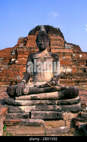 Thaïlande: Bouddha, Wat Phra Mahathe, Parc historique d'Ayutthaya. Wat Phra Mahathé a été construit pendant le règne de Borommaracha I (Boromma Rachathirat I) ou Khun Luang Pa Ngua (1370-1388), qui était le troisième roi du Royaume d'Ayutthaya. Ayutthaya (Ayudhya) était un royaume siamois qui existait de 1351 à 1767. Ayutthaya était amical envers les commerçants étrangers, y compris les Chinois, les Vietnamiens (Annamais), les Indiens, les Japonais et les Perses, Et plus tard, les Portugais, les Espagnols, les Hollandais et les Français, leur permettant d'installer des villages à l'extérieur des murs de la ville. Banque D'Images