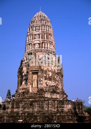 Thaïlande: Le prang de style khmer bien conservé à Wat Ratburana, Parc historique d'Ayutthaya. Wat Ratburana (Ratchaburana) a été construit en 1424 sous le règne du roi Borom Rachathirat II (Borommarachathirat II). Ayutthaya (Ayudhya) était un royaume siamois qui existait de 1351 à 1767. Ayutthaya était amical envers les commerçants étrangers, y compris les Chinois, les Vietnamiens (Annamais), les Indiens, les Japonais et les Perses, Et plus tard, les Portugais, les Espagnols, les Hollandais et les Français, leur permettant d'installer des villages à l'extérieur des murs de la ville. Banque D'Images