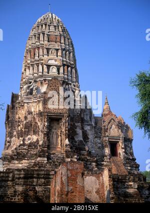 Thaïlande: Le prang de style khmer bien conservé à Wat Ratburana, Parc historique d'Ayutthaya. Wat Ratburana (Ratchaburana) a été construit en 1424 sous le règne du roi Borom Rachathirat II (Borommarachathirat II). Ayutthaya (Ayudhya) était un royaume siamois qui existait de 1351 à 1767. Ayutthaya était amical envers les commerçants étrangers, y compris les Chinois, les Vietnamiens (Annamais), les Indiens, les Japonais et les Perses, Et plus tard, les Portugais, les Espagnols, les Hollandais et les Français, leur permettant d'installer des villages à l'extérieur des murs de la ville. Banque D'Images