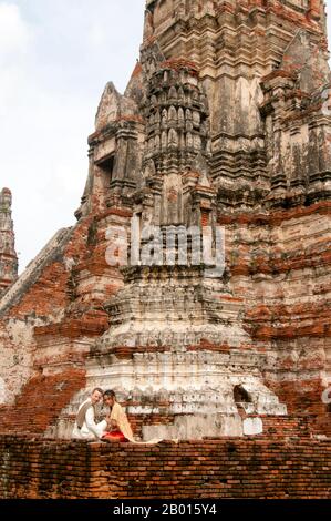 Thaïlande: Un jeune couple posant pour leurs photos de mariage, Wat Chai Wattanaram, Parc historique d'Ayutthaya. Wat Chai Wattanaram (Watthanaram) wad construit au XVIIe siècle sous le règne du roi Prasat Thong (r. 1629-1656), qui fut le premier roi de la dynastie Prasat Thong. Il est construit beaucoup dans le style Angkor/Khmer. Ayutthaya (Ayudhya) était un royaume siamois qui existait de 1351 à 1767. Ayutthaya était amical envers les commerçants étrangers, y compris les Chinois, les Vietnamiens (Annamais), les Indiens, les Japonais et les Perses, Et plus tard, les puissances européennes, leur permettant d'installer des villages à l'extérieur Banque D'Images