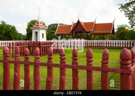 Thaïlande: Elephant Kraal, Parc historique d'Ayutthaya. Le Royal Elephant Kraal d'Ayutthaya était censé être construit à l'origine pendant le court règne du roi Yodfa aussi Yot Fa (1535-1548). Ayutthaya (Ayudhya) était un royaume siamois qui existait de 1351 à 1767. Ayutthaya était amical envers les commerçants étrangers, y compris les Chinois, les Vietnamiens (Annamais), les Indiens, les Japonais et les Perses, Et plus tard, les Portugais, les Espagnols, les Hollandais et les Français, leur permettant d'installer des villages à l'extérieur des murs de la ville. Au XVIe siècle, il a été décrit comme l'une des villes les plus grandes et les plus riches de l'est. Banque D'Images