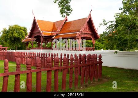 Thaïlande: Elephant Kraal, Parc historique d'Ayutthaya. Le Royal Elephant Kraal d'Ayutthaya était censé être construit à l'origine pendant le court règne du roi Yodfa aussi Yot Fa (1535-1548). Ayutthaya (Ayudhya) était un royaume siamois qui existait de 1351 à 1767. Ayutthaya était amical envers les commerçants étrangers, y compris les Chinois, les Vietnamiens (Annamais), les Indiens, les Japonais et les Perses, Et plus tard, les Portugais, les Espagnols, les Hollandais et les Français, leur permettant d'installer des villages à l'extérieur des murs de la ville. Au XVIe siècle, il a été décrit comme l'une des villes les plus grandes et les plus riches de l'est. Banque D'Images